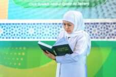 Gubernur Jawa Timur Khofifah Indar Parawansa mengajak masyarakat membudayakan sikap bijak bermedia dalam peringatan Hari Literasi Internasional, Senin (8/9/2025). (Foto : Istimewa)