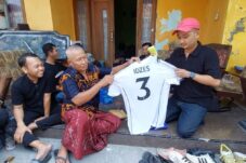Jay Idzes Berikan Jersey pada Keluarga Almarhum Djalu Ariel Fristianto