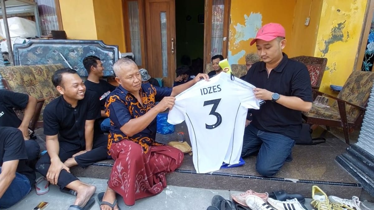Jay Idzes Berikan Jersey pada Keluarga Almarhum Djalu Ariel Fristianto 1 Jay Idzes Berikan Jersey pada Keluarga Almarhum Djalu Ariel Fristianto