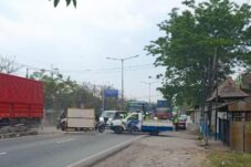 Polisi terapkan mekanisme buka tutup jalan untuk mendukung kelancaran proses pelebaran jembatan Trosobo, Selasa (9/9/2025). (Foto : Eleanor)