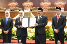 Ketua DPRD Jatim Musyafak Rouf bersama Gubernur Jatim Khofifah Indar Parawansa tunjukan naskah P-APBD yang disetujui, Selasa (9/9/2025).