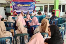 Rahaju Nugrahani saat memberikan sosialisasi pencegahan TBC pada warga