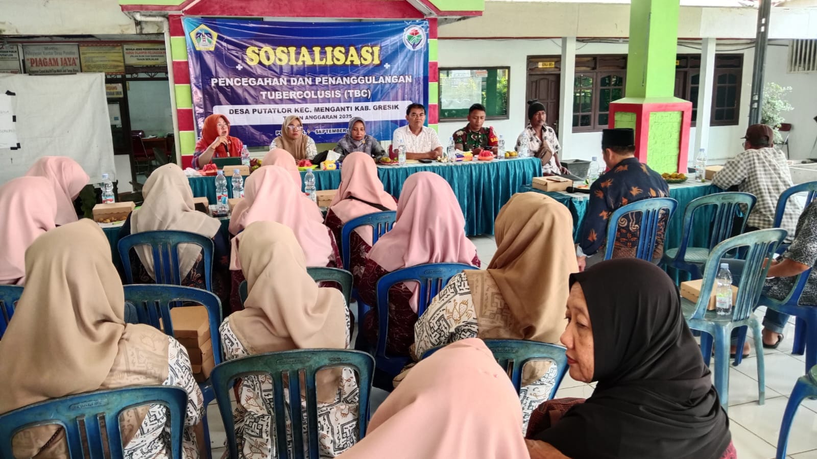 Rahaju Nugrahani saat memberikan sosialisasi pencegahan TBC pada warga