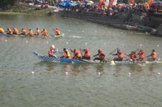Ultraman menjadi pacu jalur dayung saat lomba dayung di Sungai Bengawan Solo di Desa Tejoasri Kecamatan Laren, Lamongan.