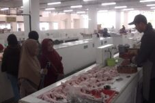Salah satu pedagang daging ayam ras di Pasar Amongtani, Kota Batu. (Istimewa)