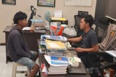 pelaku penggelapan truk saat diperiksa oleh penyidik Satreskrim Polres Batu.