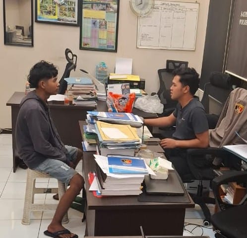 pelaku penggelapan truk saat diperiksa oleh penyidik Satreskrim Polres Batu.