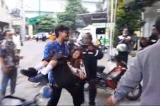 Salah satu pelajar SMAN 2 Lamongan berjalan dengan kondisi tubuh lemas menuju Instalasi Gawat Darurat RS Islam Nashrul Ummah, Rabu (17/9/2025).