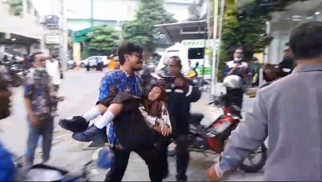 Salah satu pelajar SMAN 2 Lamongan berjalan dengan kondisi tubuh lemas menuju Instalasi Gawat Darurat RS Islam Nashrul Ummah, Rabu (17/9/2025).