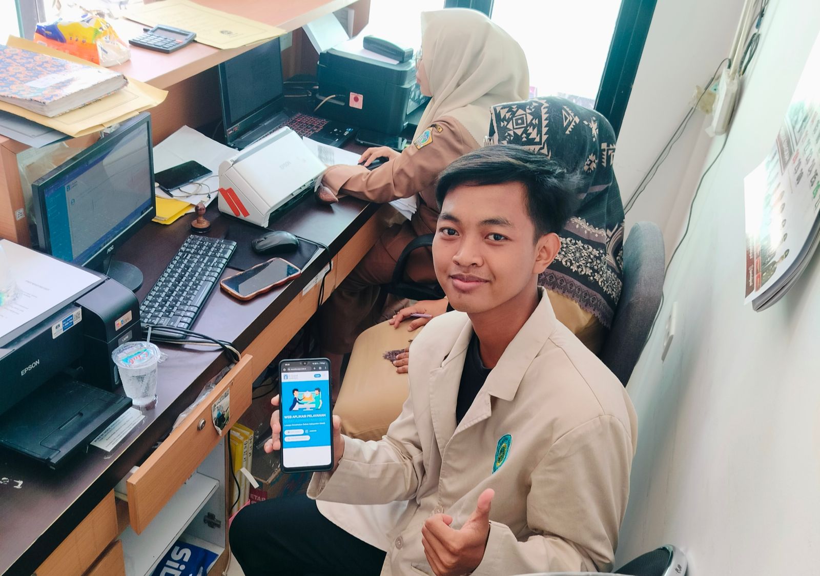 Salah satu mahasiswa saat menunjukkan inovasi untuk layanan adminduk. (Istimewa)