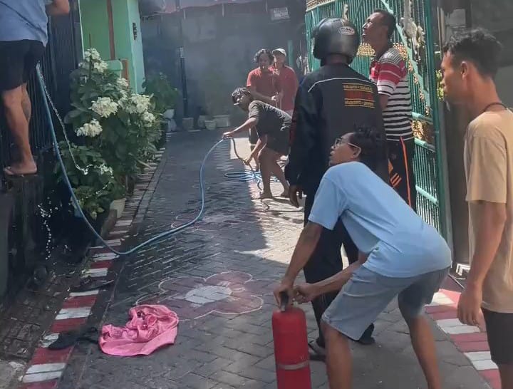 sejumlah warga berusaha padamkan api dengan alat seadanya