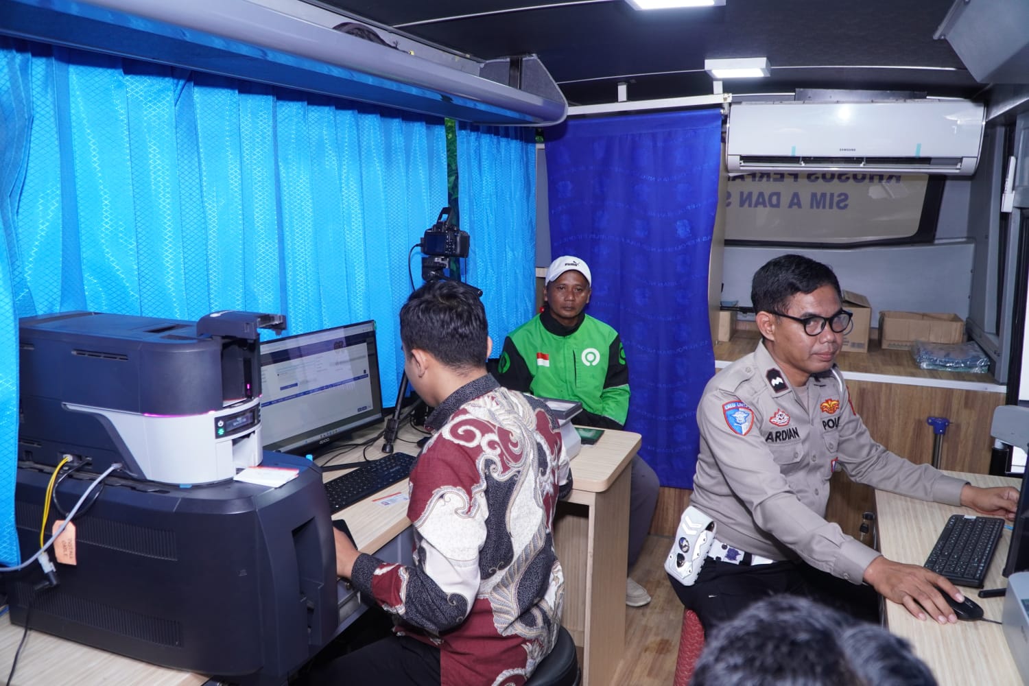 Satlantas Polres Malang Bagikan SIM Gratis ke Driver Ojol 11 Proses pembuatan SIM bagi para pengemudi ojol (19/9/2025) (Istimewa)