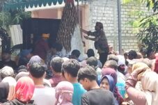 Warga Tambakberas Gresik berebut mendapatkan tumpeng bandeng (Bib Muhammad/ tagarjatim.id)
