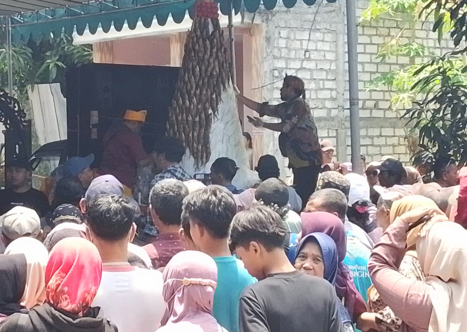 Warga Tambakberas Gresik berebut mendapatkan tumpeng bandeng (Bib Muhammad/ tagarjatim.id)