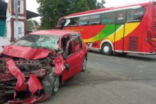 bus pariwisata berpenumpang 59 orang peziarah dan dua orang crew asal Kediri, terlibat kecelakaan dengan mobil Toyota Yaris di jalan raya Mojowarno, Jombang, Sabtu (20/9/2025) siang.