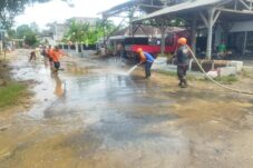 Petugas BPBD Kabupaten Malang membersihkan material sisa banjir di Desa Sitiarjo, Kecamatan Sumbermanjing Wetan (20/9/2025). (Istimewa)