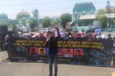 Jaka Jatim saat berorasi di depan gedung DPRD Jatim, Selasa (23/9/2025). (Foto : Eleanor)