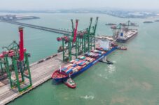 Kapal milik perusahaan COSCO Shipping saat bersandar di Terminal Teluk Lamong, Rabu (24/9/2025). (Foto : Istimewa)