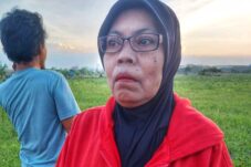 Jamilah, ibu korban saat ditemui di sekitar lokasi kejadian. (Foto : Eleanor)