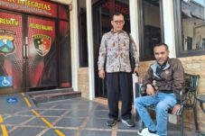 Yulianto diduga menjadi korban malapraktik didampingi kuasa hukumnya Agus Ghozali SH, saat mendatangi Mapolres Malang, Jumat (26/9/2025). (Foto: Abdullah/tagarjatim.id)