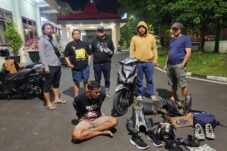 Tersangka curanmor saat diamankan bersama barang bukti di Mapolres Batu. (Foto: Humas Polres Batu)