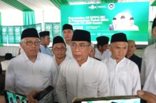 Ketua Umum PBNU, KH Yahya Cholil Staquf atau Gus Yahya saat diwawancarai usai peresmian 42 SPPG NU se Indonesia, dari Jember. (Foto: Adi Permana/ tagarjatim.id)