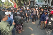 Aksi unjuk rasa di depan gedung DPRD Kota Malang berlangsung damai (Istimewa)
