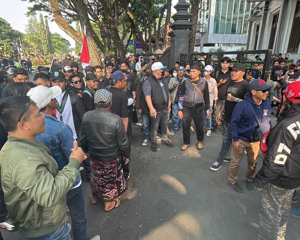 Aksi unjuk rasa di depan gedung DPRD Kota Malang berlangsung damai (Istimewa)