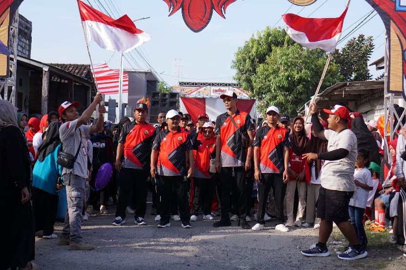 Kemeriahan pelepasan jalan sehat Kemerdekaan HUT RI ke 80 di Bulangkulon Gresik