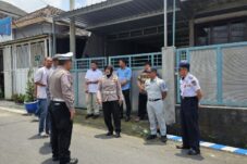 Tim dari Direktorat Lalu Lintas (Ditlantas) Polda Jawa Timur meninjau langsung Kampung Tertib Lalu Lintas (Tibmaslantas) di Desa Mojorejo, Kota Batu sebgai rangkaian lomba Kampung Tibmaslantas dalam rangka memperingati Hari Lalu Lintas (Harlantas) Bhayangkara ke-70.