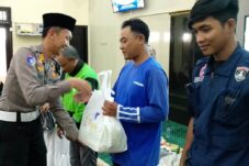 Kasatlantas Polres Malang, AKP. Muhammad Alif Chelvin Arlista, memberikan bingkisan kepada pengemudi ojol (19/9/2025) (foto: Abdullah/tagarjatim.id)