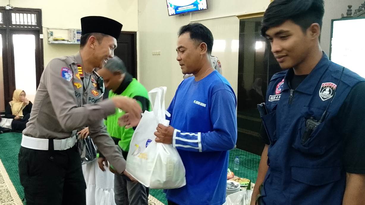 Peringati Hari Jadi ke 70, Satlantas Polres Malang Tasyakuran Bersama Komunitas Ojek Online 12 Kasatlantas Polres Malang, AKP. Muhammad Alif Chelvin Arlista, memberikan bingkisan kepada pengemudi ojol (19/9/2025) (foto: Abdullah/tagarjatim.id)
