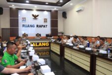 Waka Polres Malang dan Kabagops serta panpel arema saat memimpin rapat koordinasi eksternal (19/9/2025) (Istimewa)