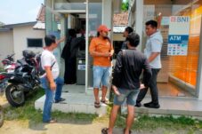Polisi melakukan olah TKP di mesin ATM yang viral modus ganjal mesin ATM (Istimewa)