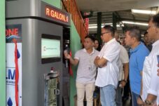 Walikota Malang Wahyu Hidayat meninjau langsung Stasiun Pengisian Air Minum di pasar klojen (Roni Waluyo/ Tagarjatim.id)