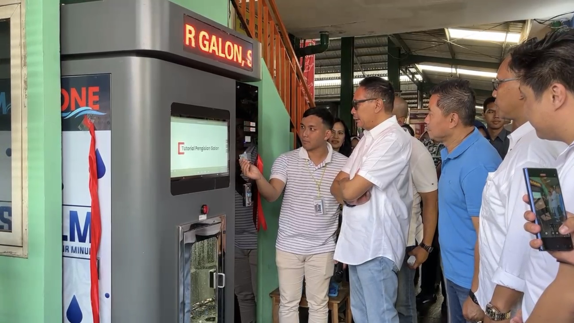 Walikota Malang Wahyu Hidayat meninjau langsung Stasiun Pengisian Air Minum di pasar klojen (Roni Waluyo/ Tagarjatim.id)