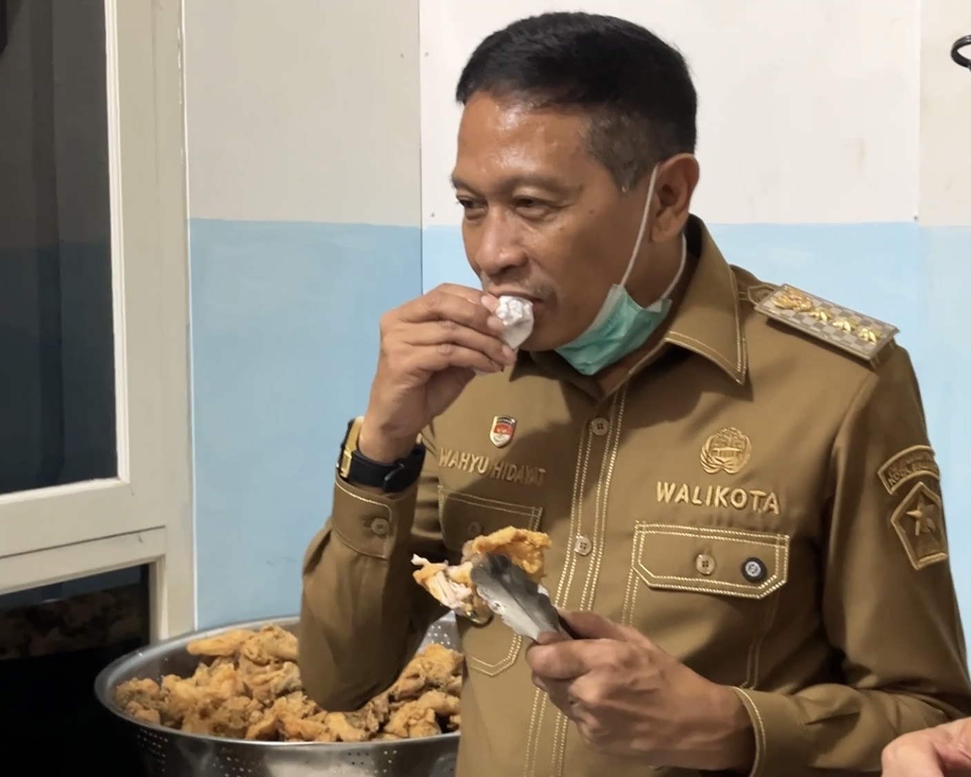 Wali Kota Malang Tinjau Dapur MBG, Tekankan Pengawasan Ketat Hingga Distribusi 1 Wali Kota Malang Wahyu Hidayat mencicipi makanan di SPPG Yayasan Harapan Anak Sekolah Sukses di Kelurahan Buring, Kecamatan Kedungkandang (Roni Waluto/ Tagarjatim.id)