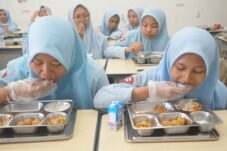 Siswi MAN 3 Jombang menikmati Makan Bergizi Gratis (Istimewa)