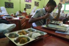 Siswa SMPN 1 Jombang menikmati makan siang program MBG (Istimewa)