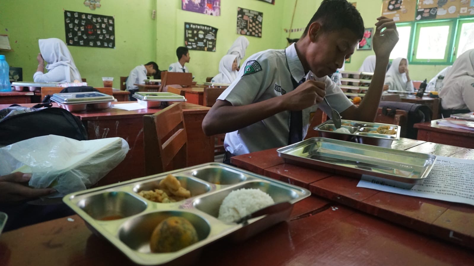 Siswa SMPN 1 Jombang menikmati makan siang program MBG (Istimewa)
