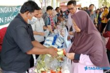 Ratusan Warga Serbu Pasar Murah di Gresik, Lansia Dapat Sembako Gratis