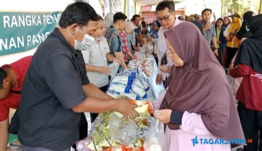 Ratusan Warga Serbu Pasar Murah di Gresik, Lansia Dapat Sembako Gratis