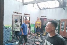 Diduga Akibat Korsleting Listrik, Rumah Warga di Lamongan Hangus Terbakar