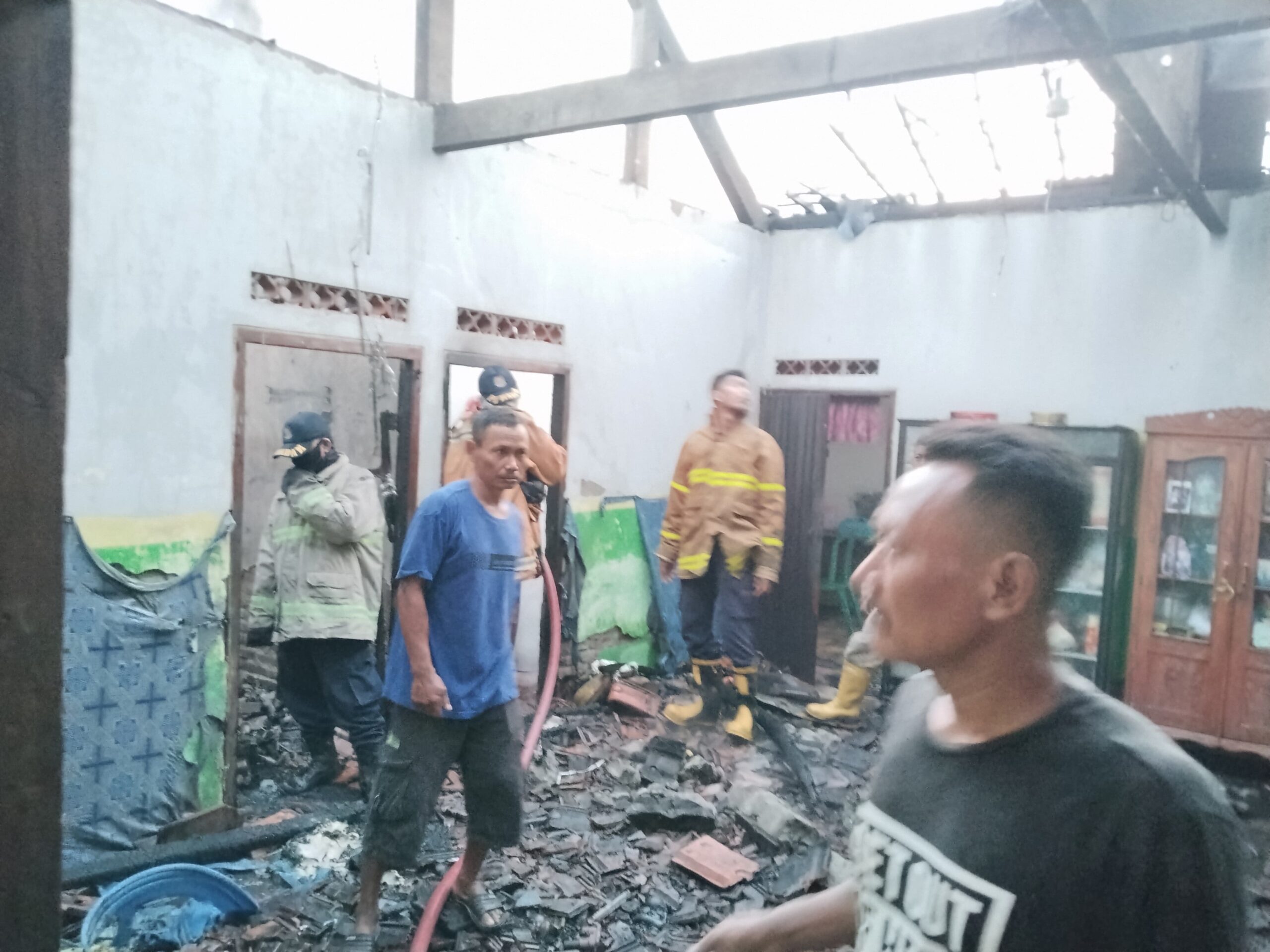 Diduga Akibat Korsleting Listrik, Rumah Warga di Lamongan Hangus Terbakar
