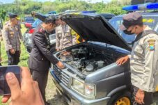 Kapolres Batu AKBP Andi Yudha Pranata memimpin langsung ramp check armada dinas di Lapangan kawasan Desa Junrejo, Kota Batu, Rabu (1/10/2025).