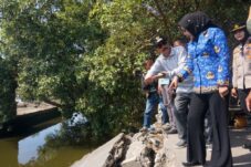 Wakil Bupati Sidoarjo Janji Segera Bangun Jembatan Putus di Desa Tambak Cemandi