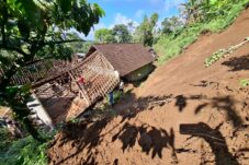 Tebing longsor menimpa rumah Mukri, warga Dusun Sumbergondo, Tulungrejo, Kecamatan Gandusari Blitar dan memyebabkan satu keluarga tertimpa material rumah (Novianto/ tagarjatim.id)