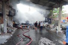 Gudang Rongsokan Kaca di Sidoarjo Terbakar Disertai Ledakan