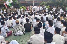 Bela Kiai dan Pesantren, Ribuan Santri Gelar Istighosah di Halaman Mapolres Malang