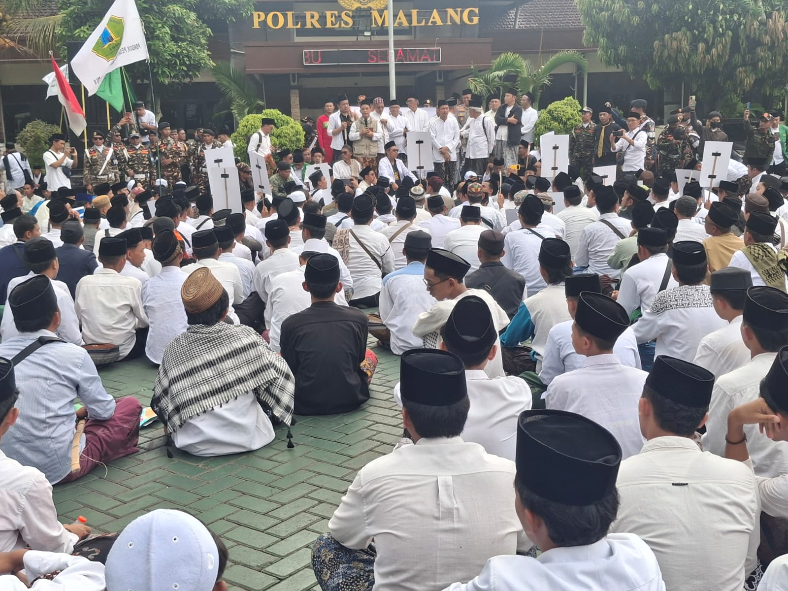 Bela Kiai dan Pesantren, Ribuan Santri Gelar Istighosah di Halaman Mapolres Malang